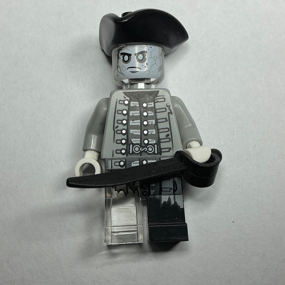 OFFICER MAGDA FROM PIRATES OF THE CARIBBEAN MINIFIGURE
